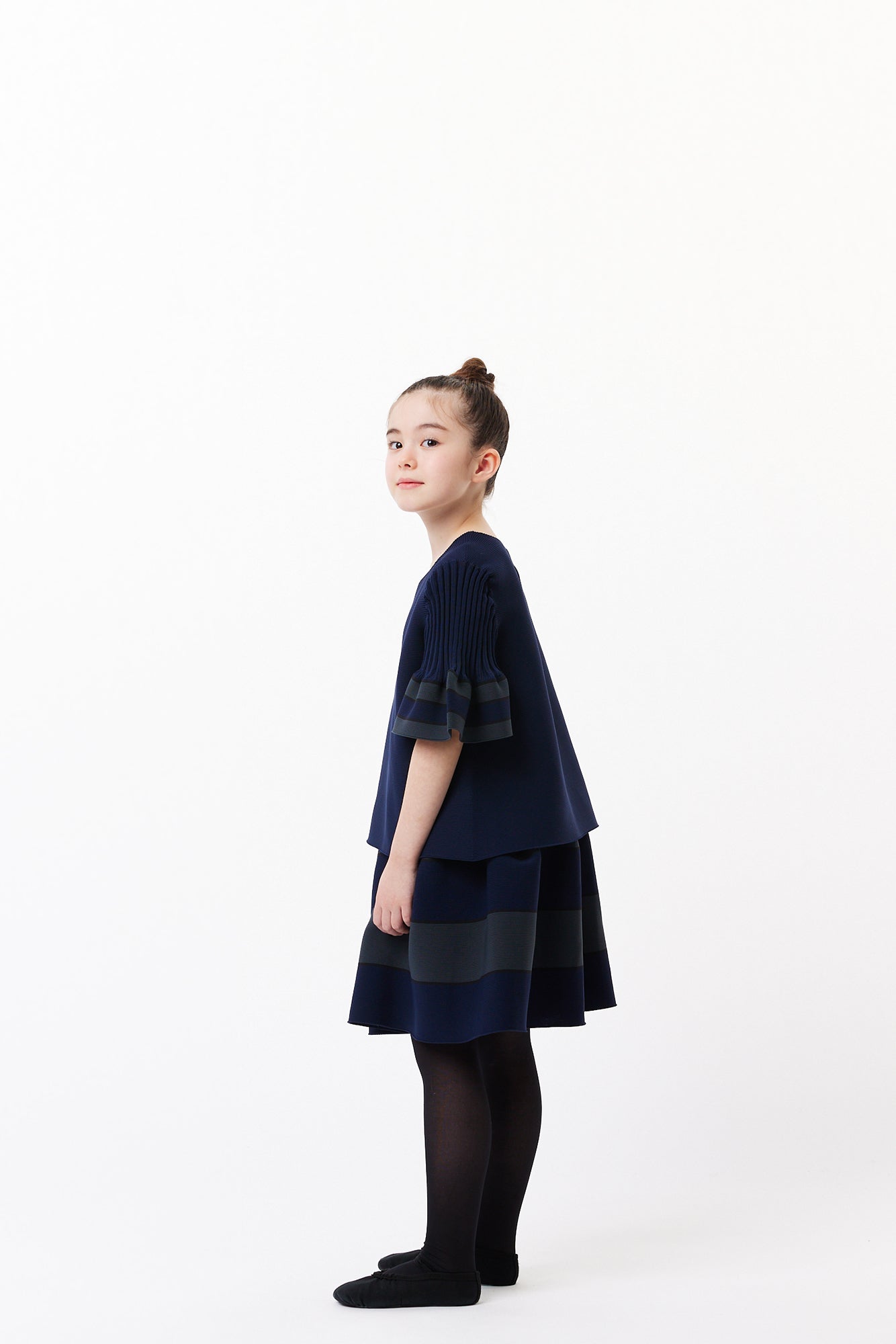 Model height: 128cm Wearing size: 5