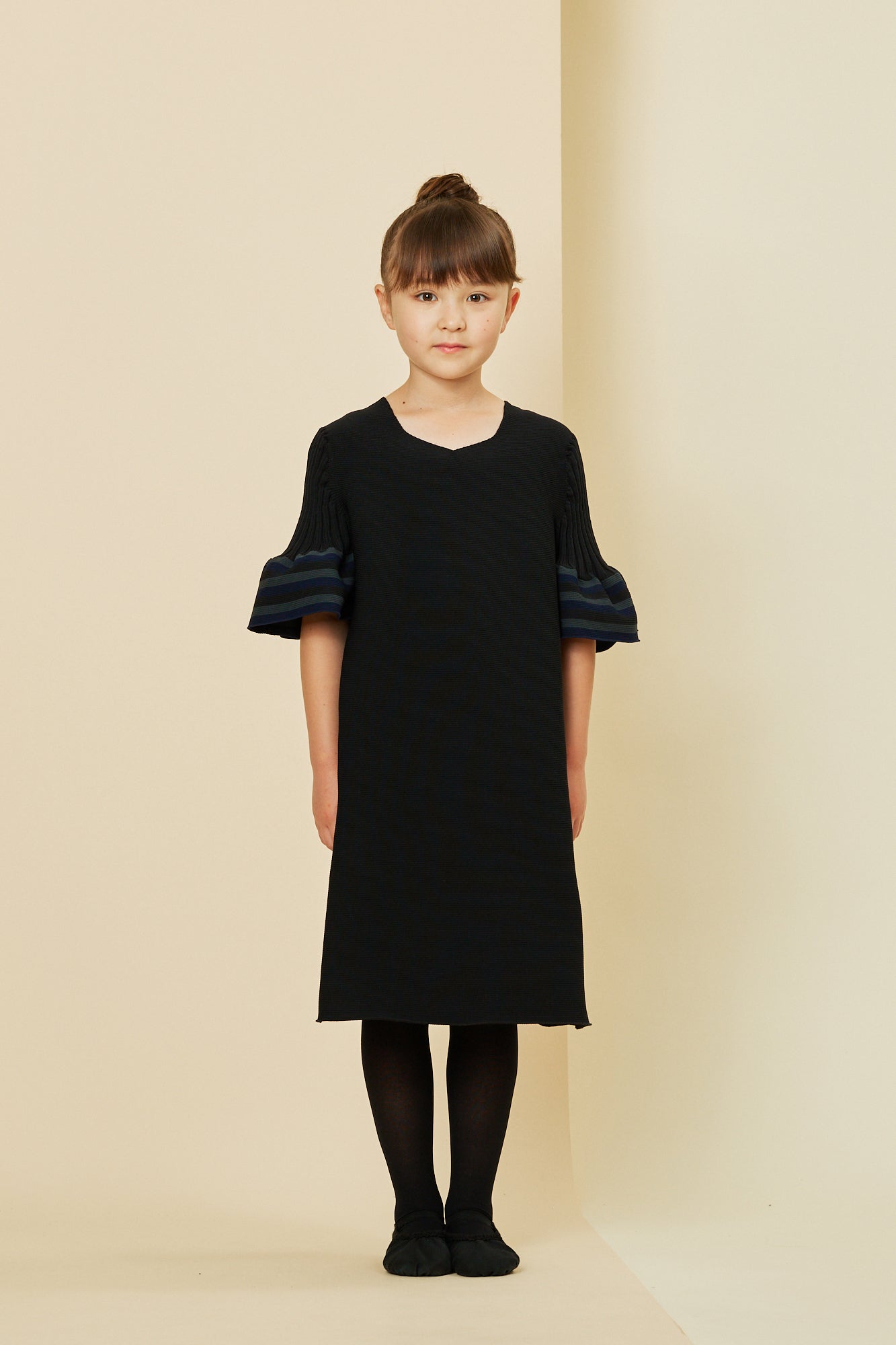 Model height: 128cm Wearing size: 5