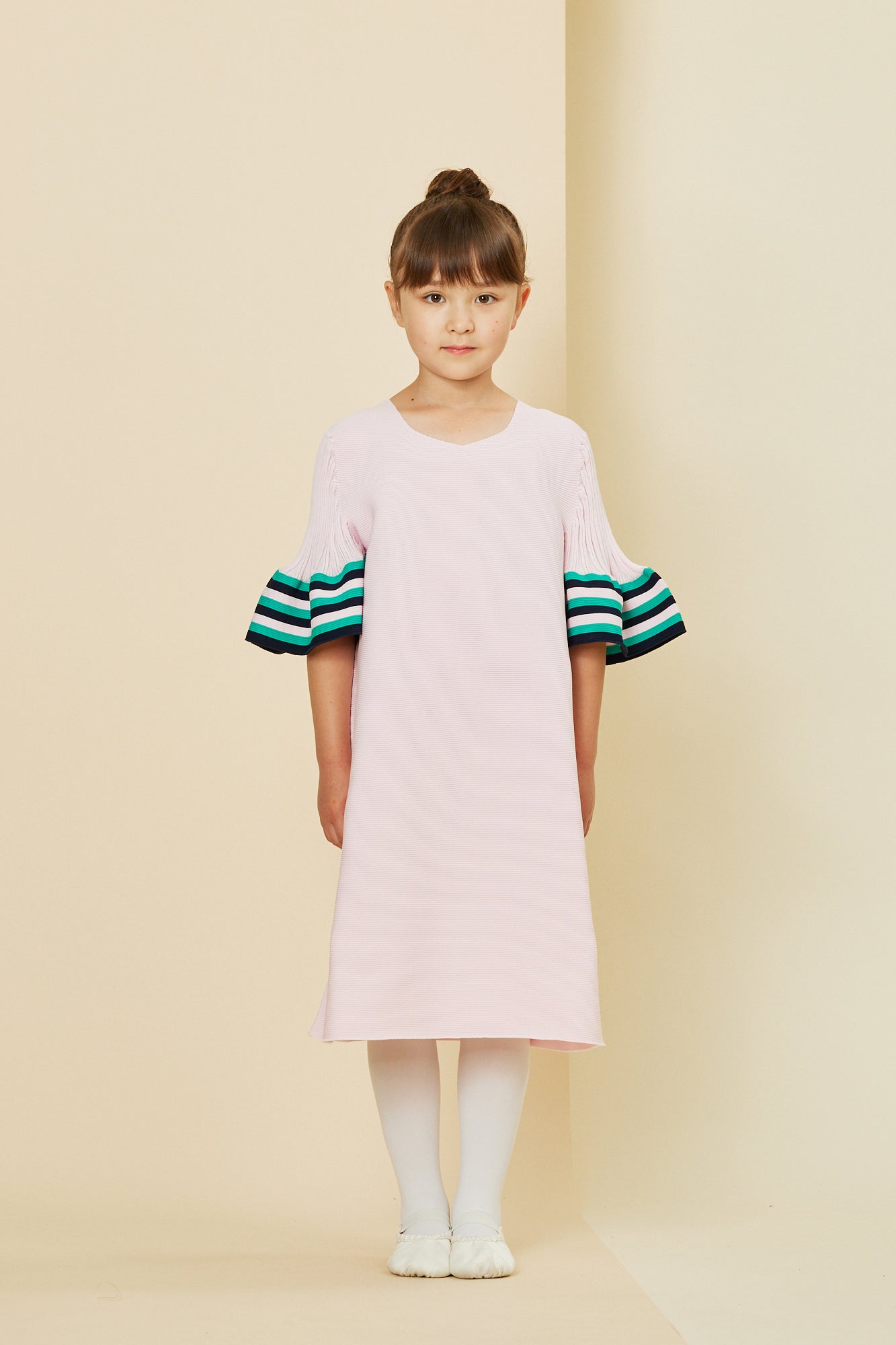 Model height: 128cm Wearing size: 5