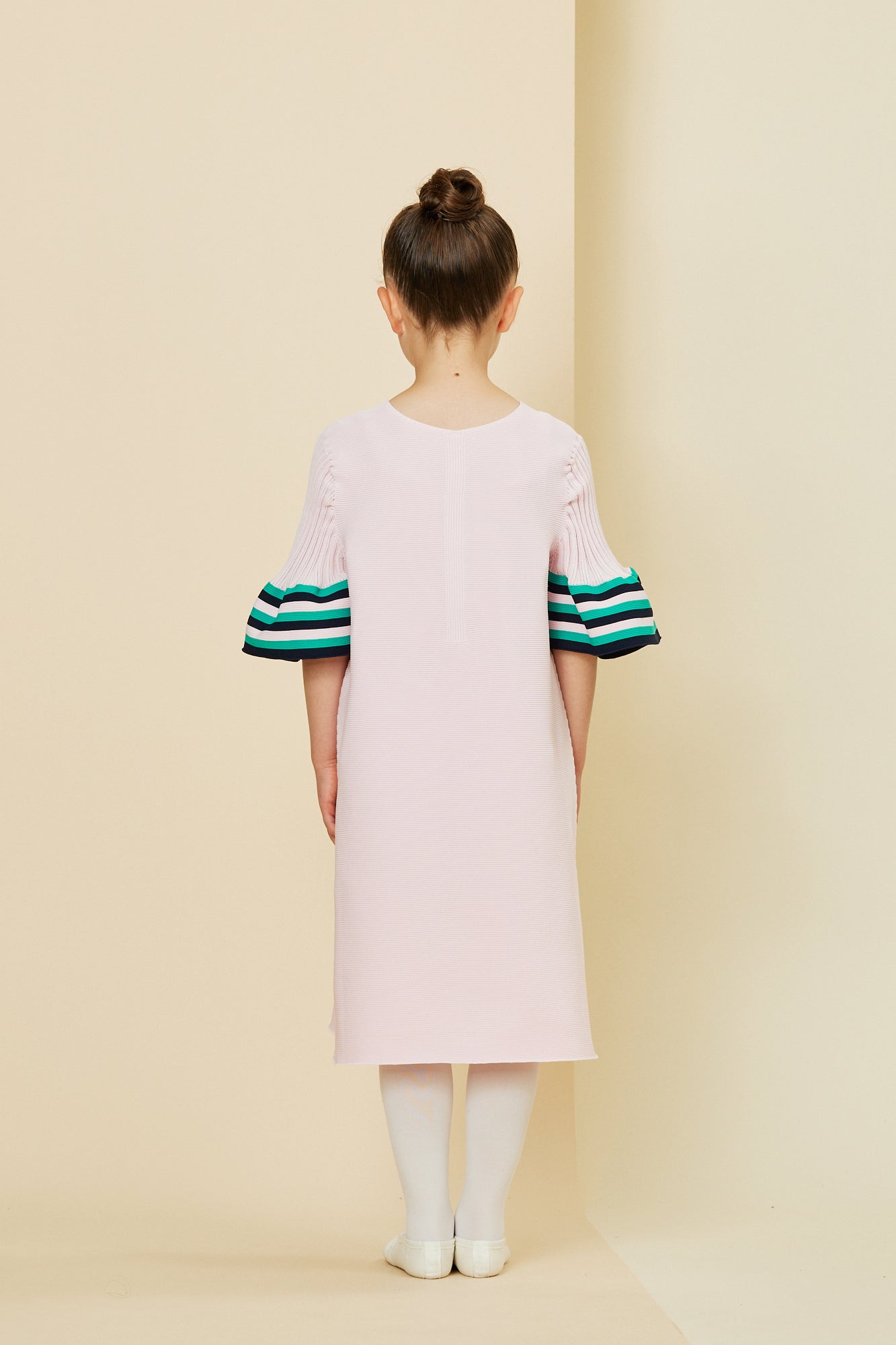 Model height: 128cm Wearing size: 5