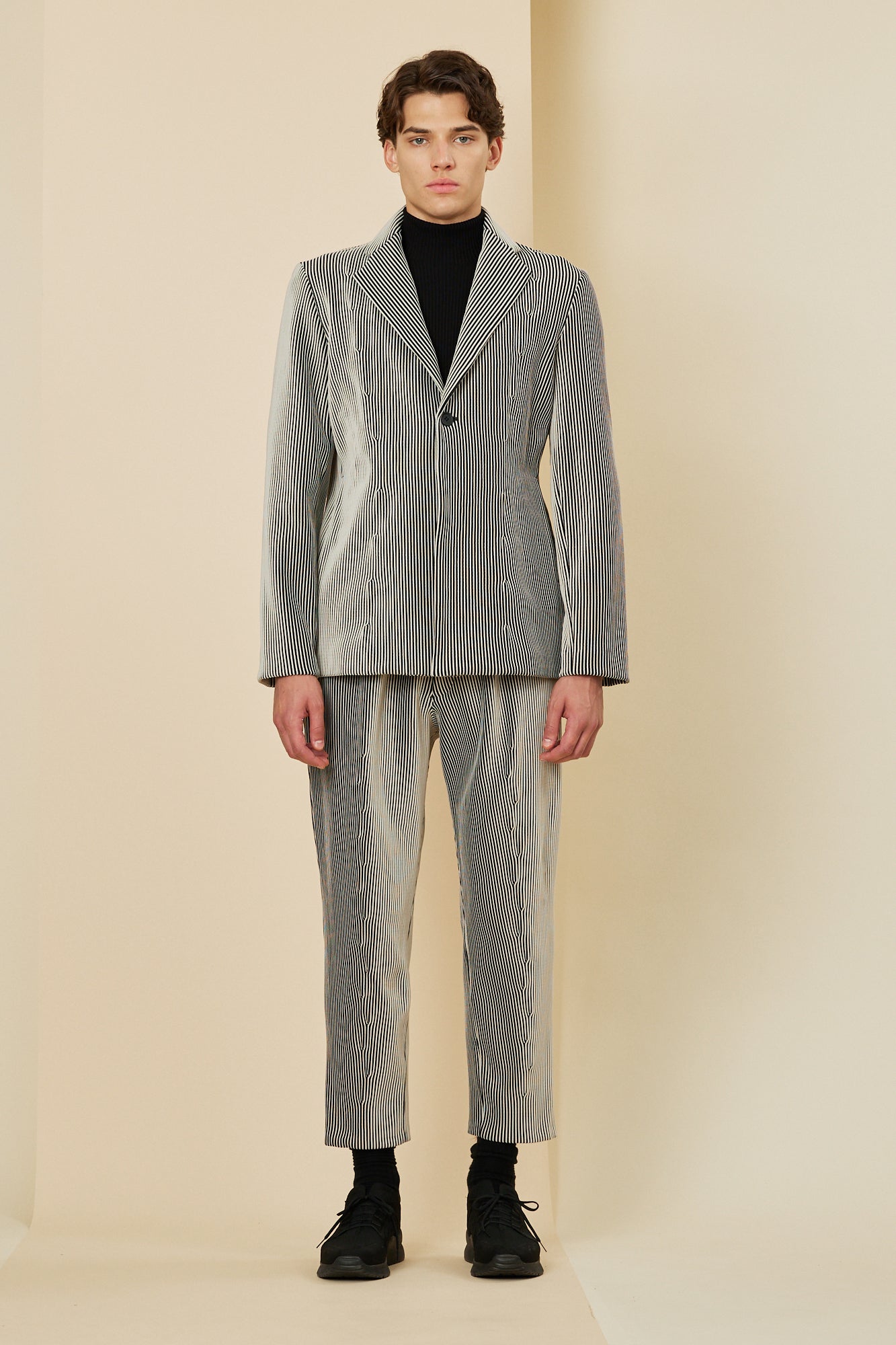 Model height: 186cm Wearing size: 5