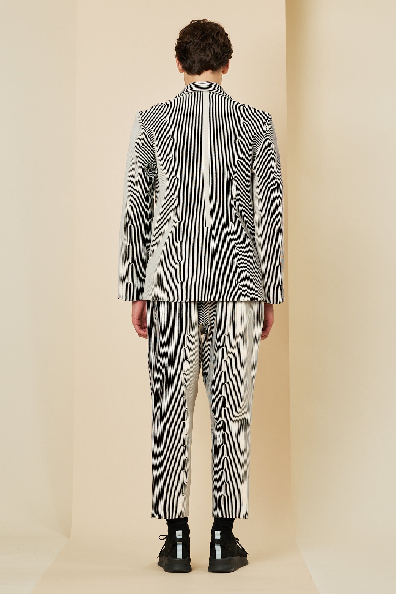 Model height: 186cm Wearing size: 5