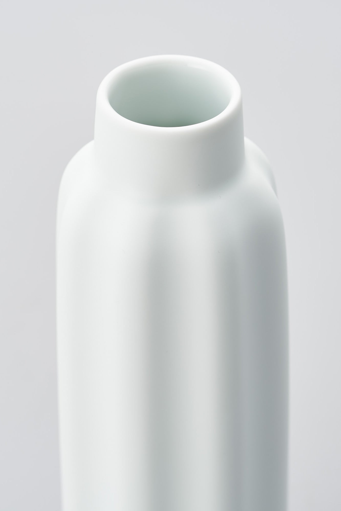 PORCELAIN POTTERY VASE