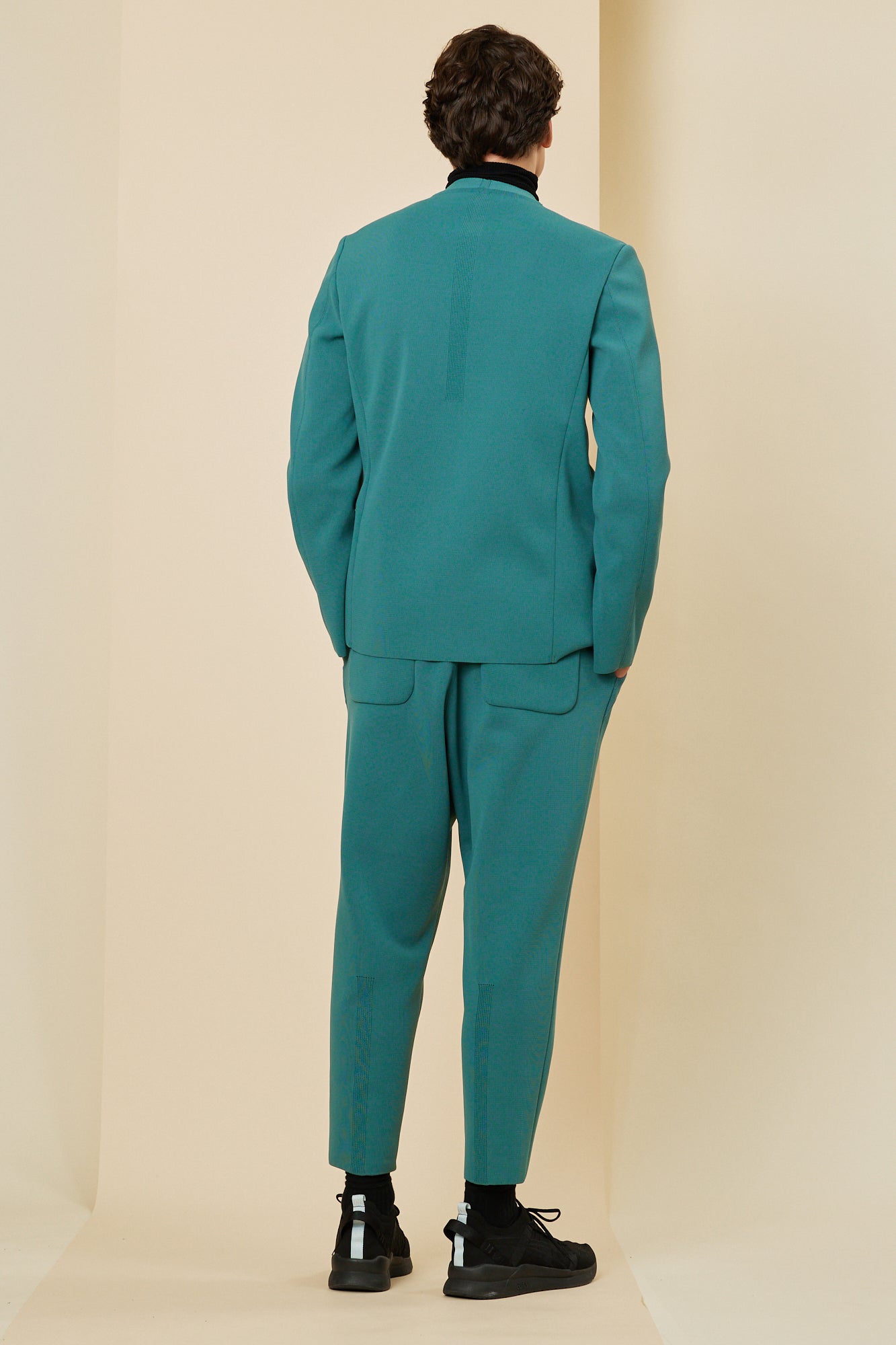 モデル身長：186cm　着用サイズ：5