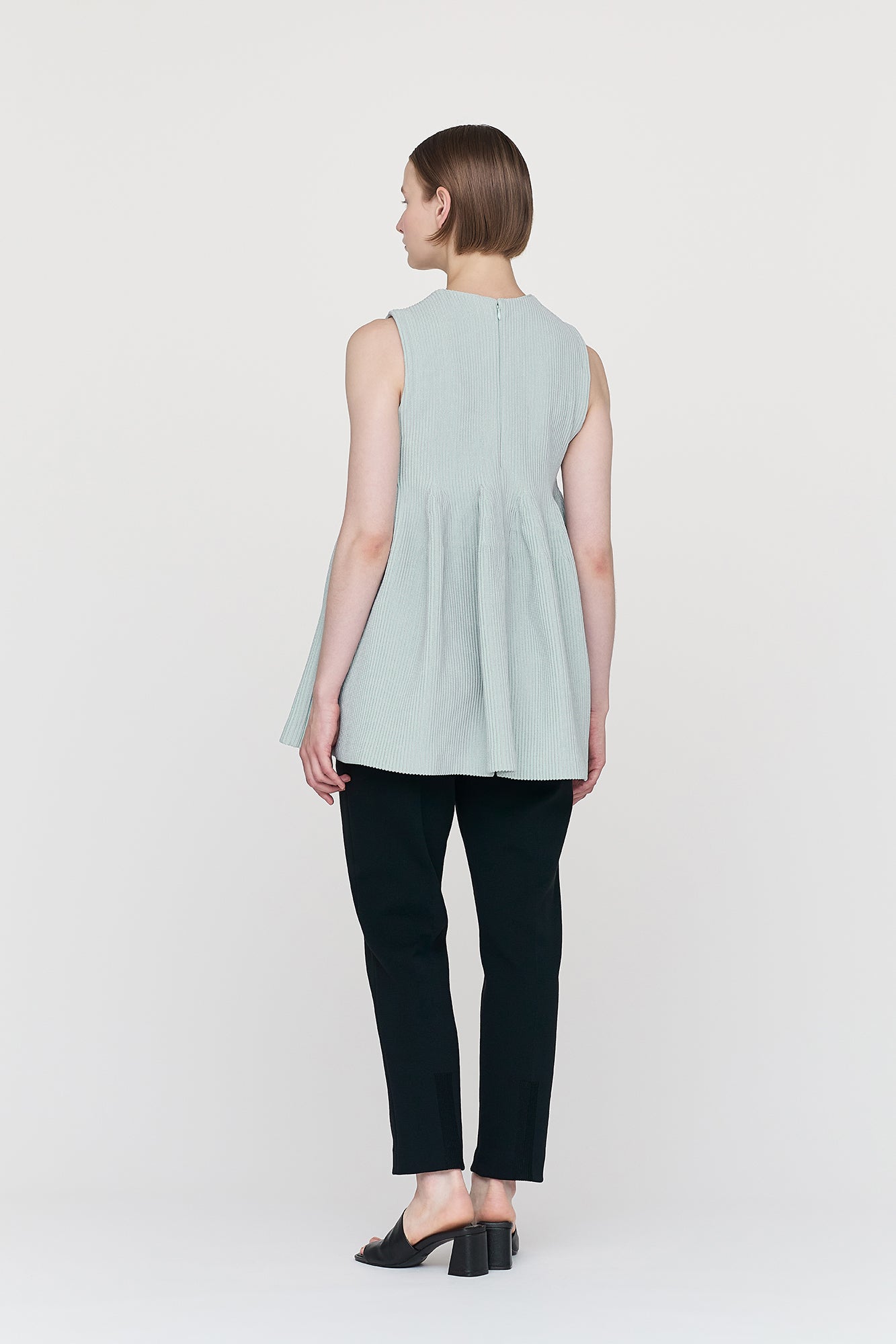 HYPHA BUST FLARE SLEEVELESS TOP