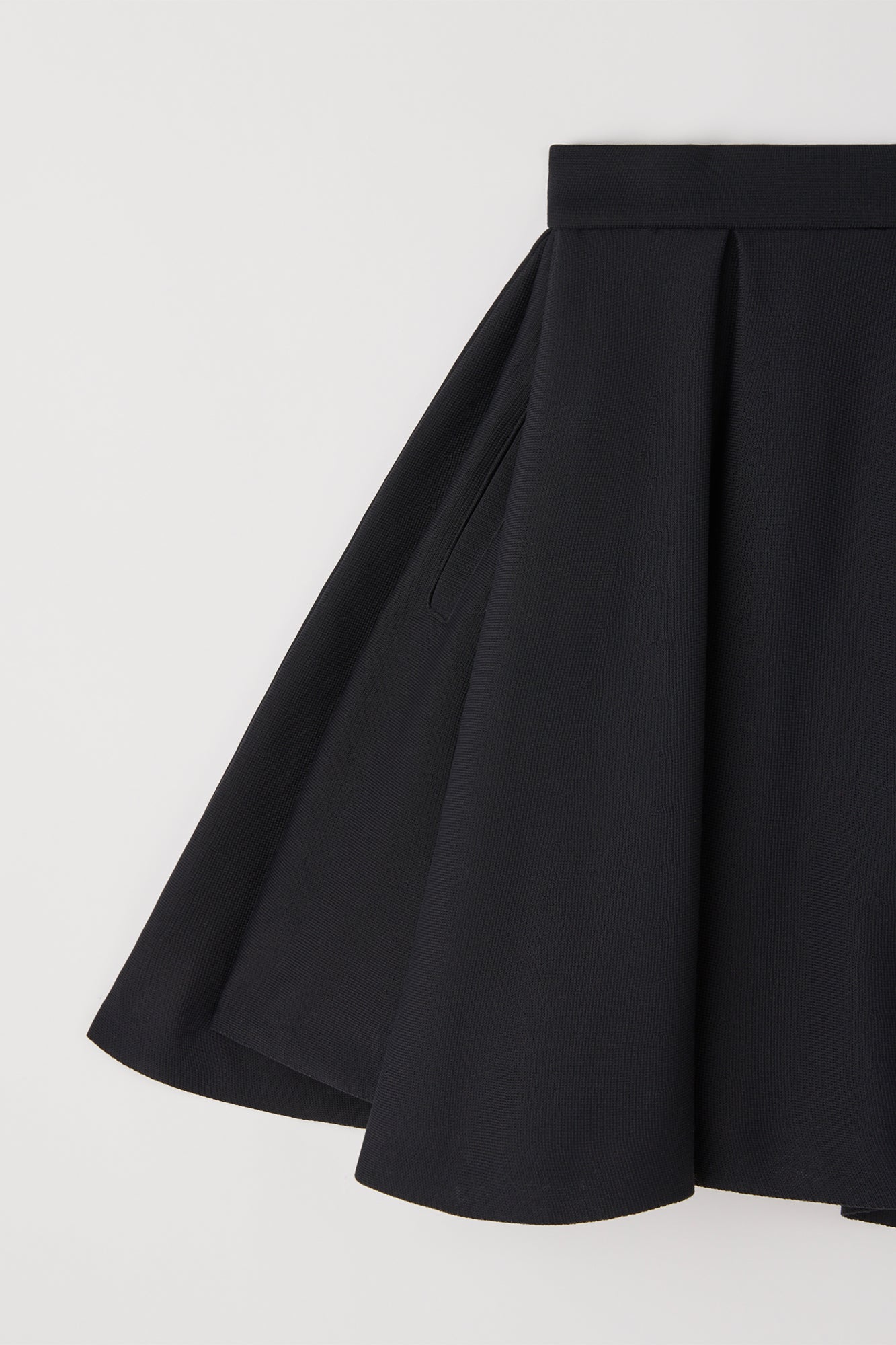 SOFT MILAN TUCK WIDE SHORTS
