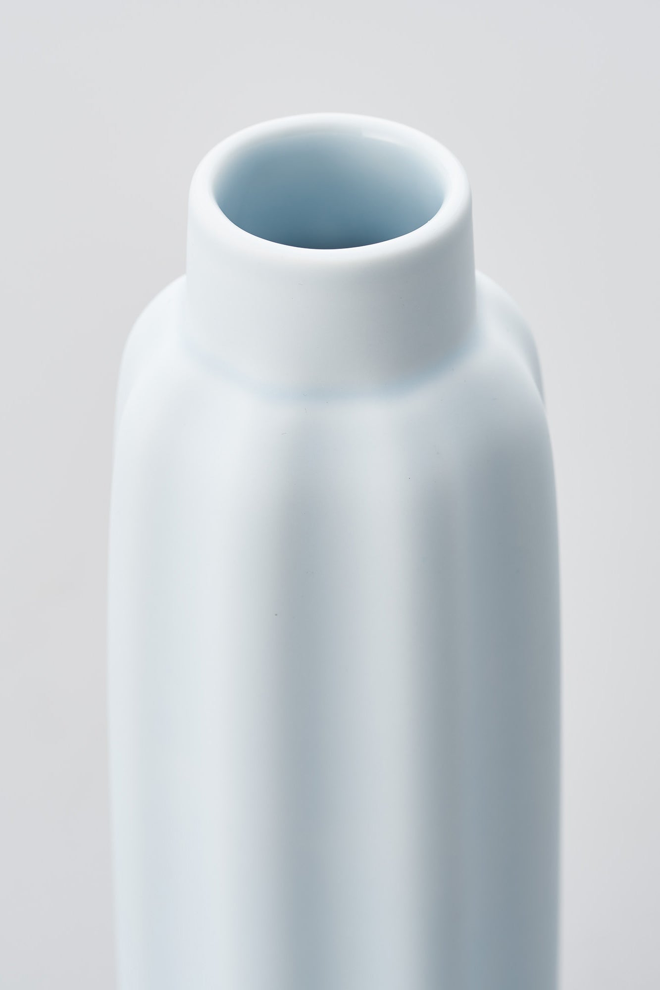 PORCELAIN POTTERY VASE