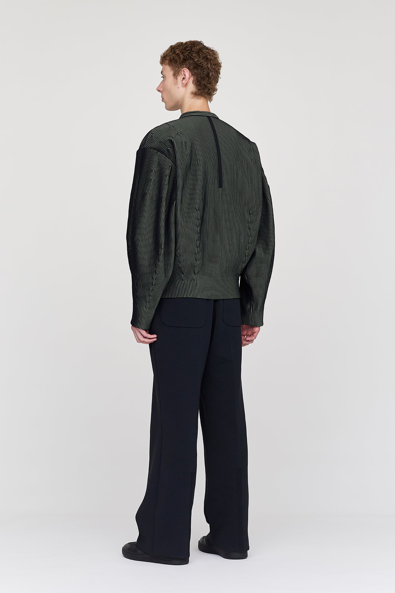 モデル身長：186cm　着用サイズ：5