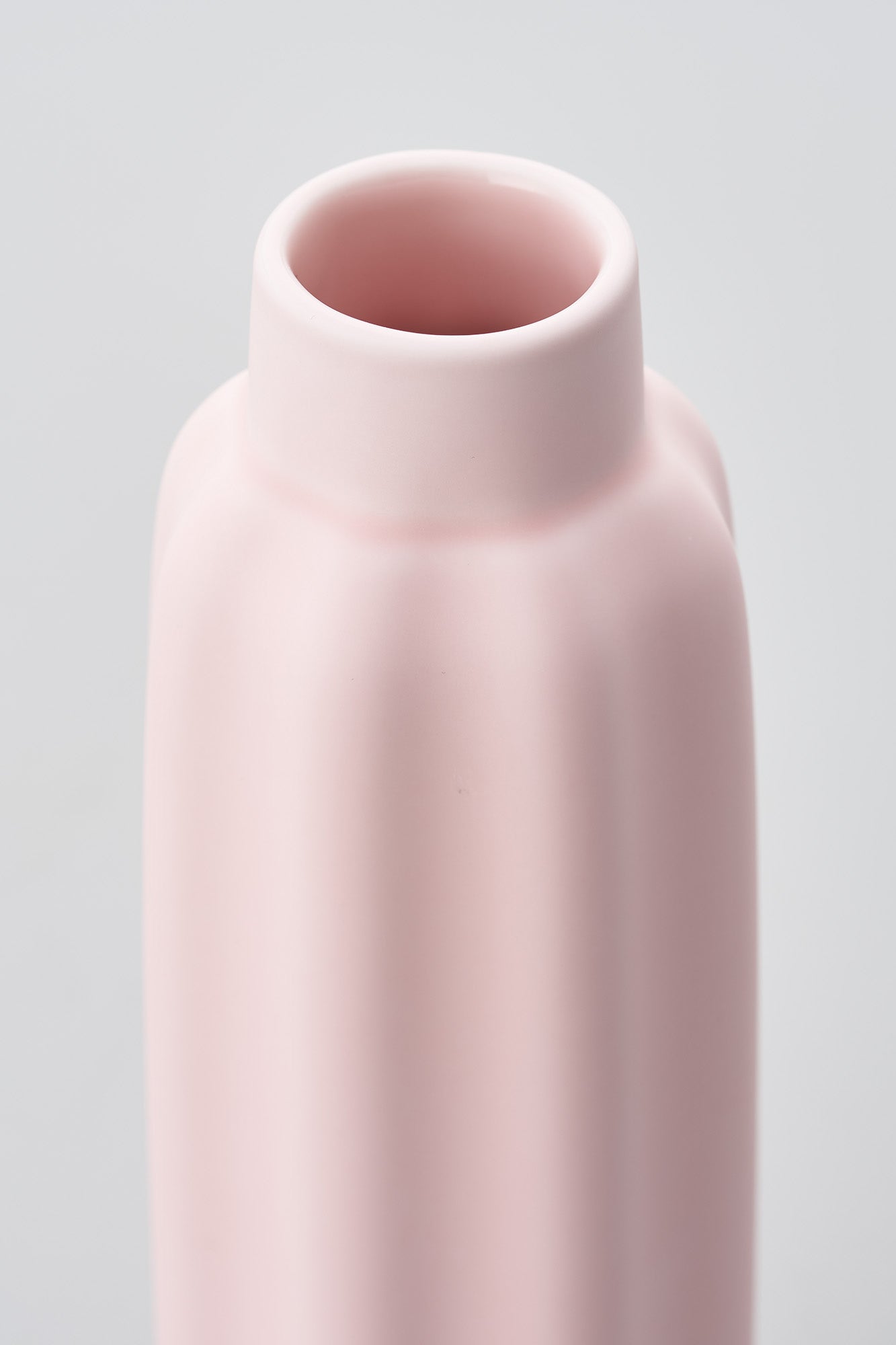 PORCELAIN POTTERY VASE